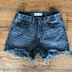 Abercrombie & Fitch Mid Rise Boyfriend Short, distressed black, size 25 / 0